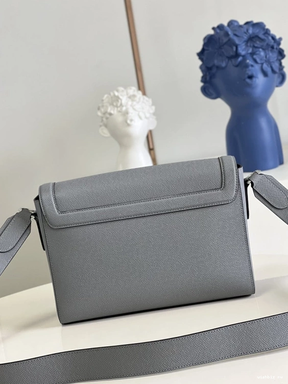 WIS VUITTON FLAP LOUIS MESSENGER NEW 0810